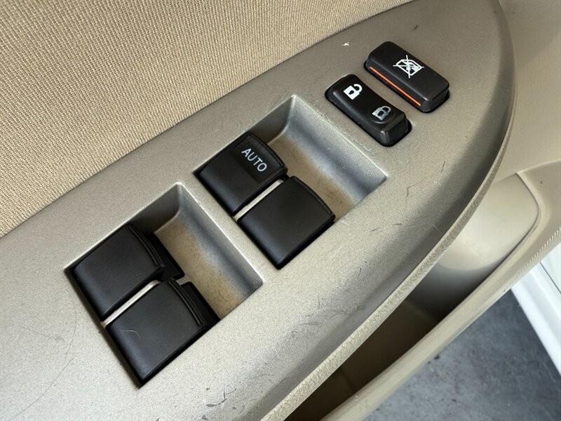 Toyota Corolla Vehicle Full-screen Gallery Image 22