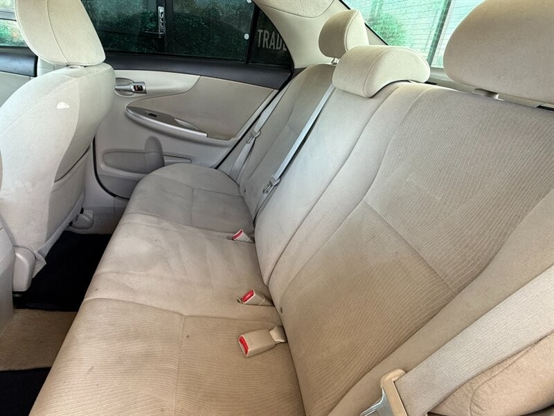 Toyota Corolla Vehicle Full-screen Gallery Image 23