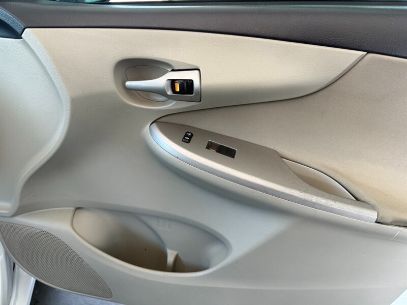 Toyota Corolla Vehicle Full-screen Gallery Image 25