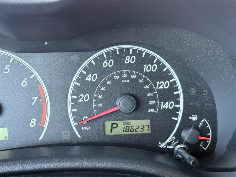 Toyota Corolla Vehicle Full-screen Gallery Image 26