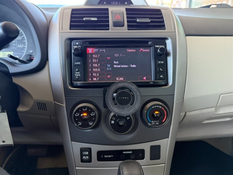 Toyota Corolla Vehicle Full-screen Gallery Image 27