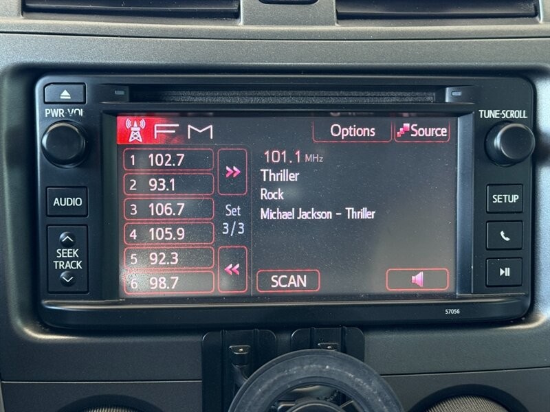 Toyota Corolla Vehicle Full-screen Gallery Image 28