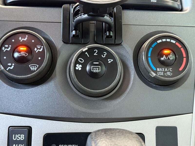 Toyota Corolla Vehicle Full-screen Gallery Image 29