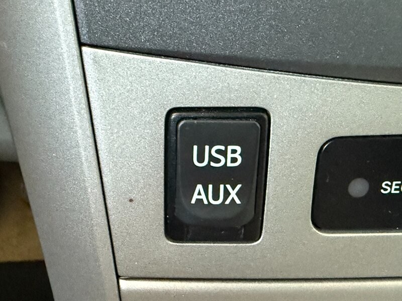 Toyota Corolla Vehicle Full-screen Gallery Image 30