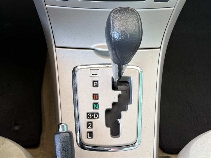 Toyota Corolla Vehicle Full-screen Gallery Image 31