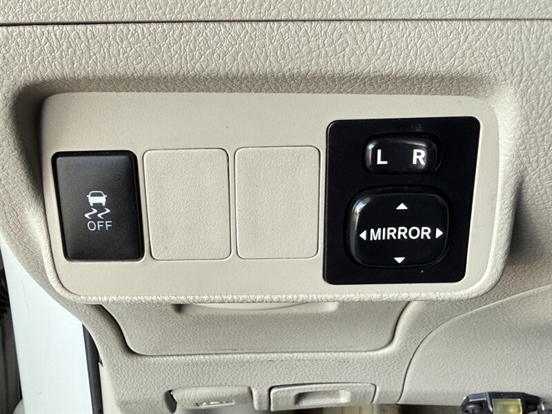 Toyota Corolla Vehicle Full-screen Gallery Image 32