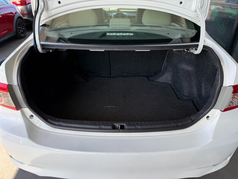 Toyota Corolla Vehicle Full-screen Gallery Image 33