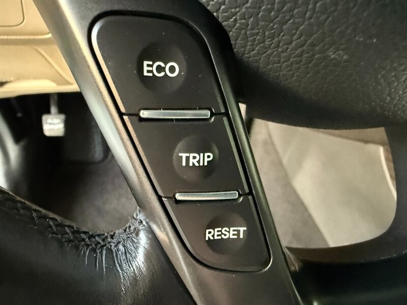 Kia Optima Vehicle Full-screen Gallery Image 22