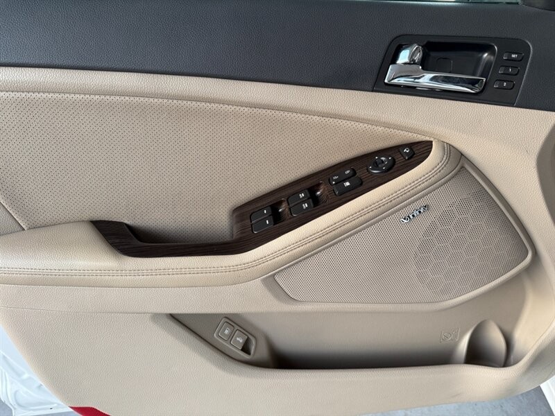 Kia Optima Vehicle Full-screen Gallery Image 24