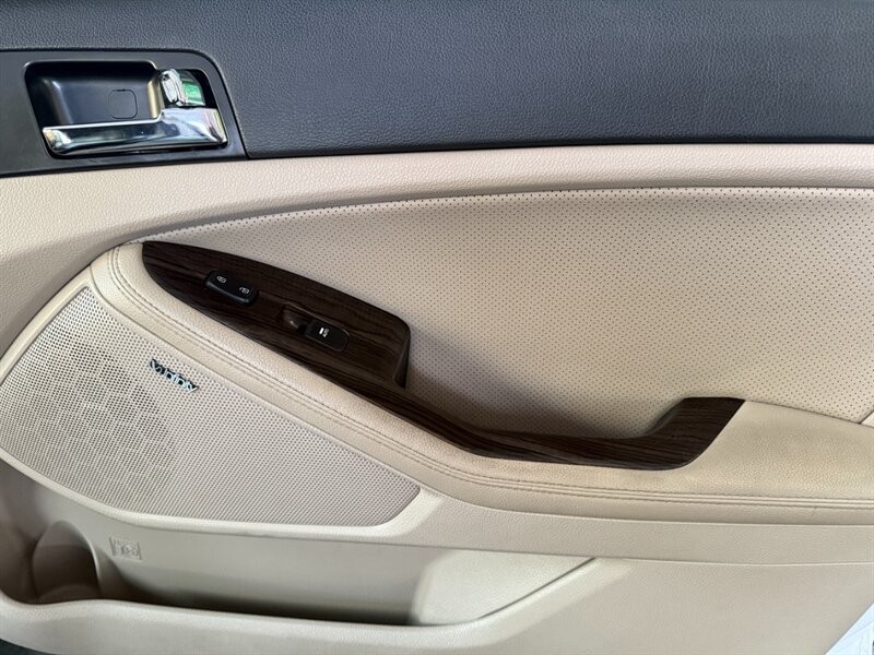 Kia Optima Vehicle Full-screen Gallery Image 31