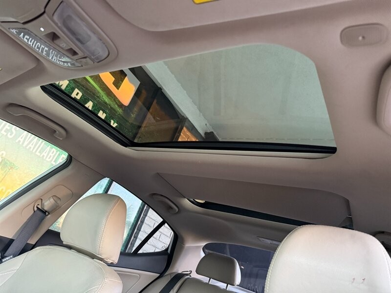 Kia Optima Vehicle Full-screen Gallery Image 33