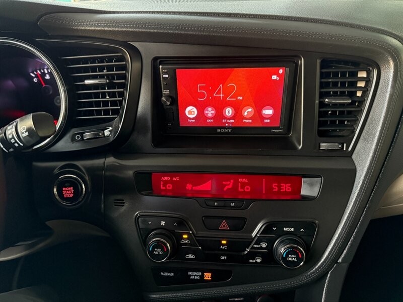 Kia Optima Vehicle Full-screen Gallery Image 35