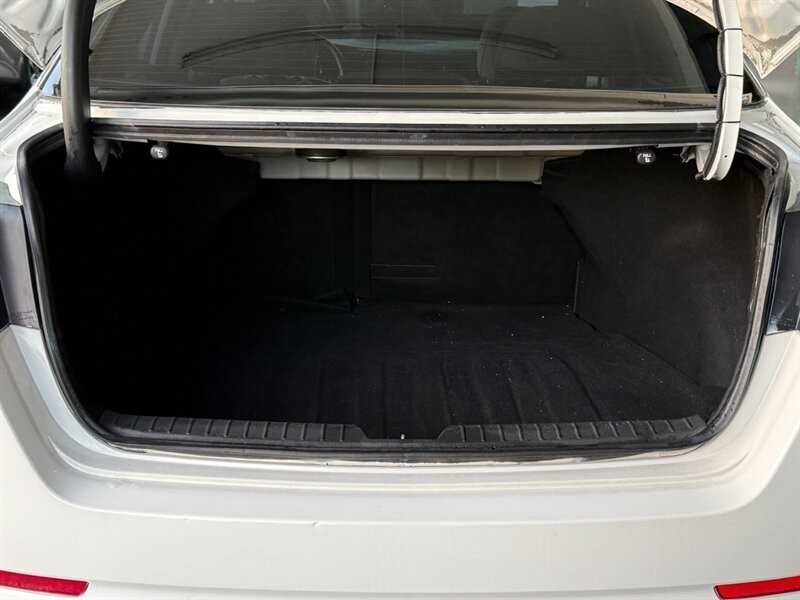 Kia Optima Vehicle Full-screen Gallery Image 42