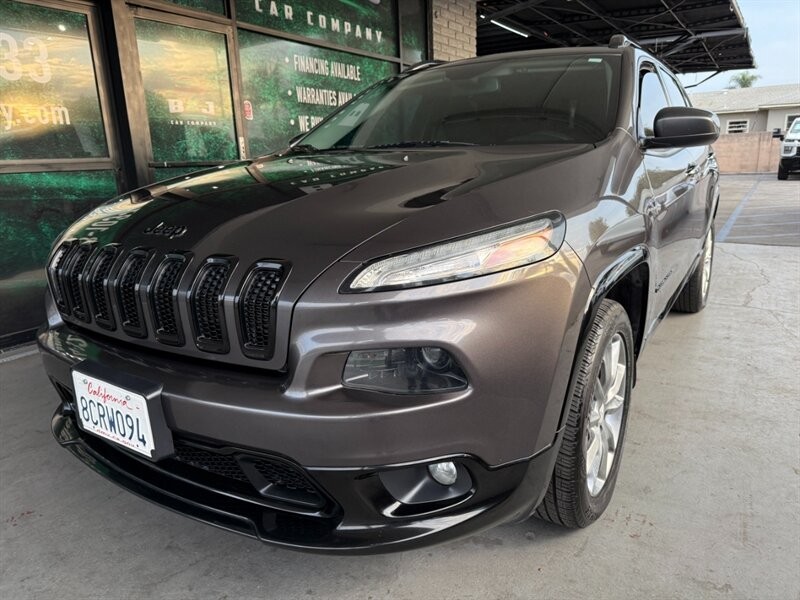 Jeep Cherokee Vehicle Full-screen Gallery Image 03