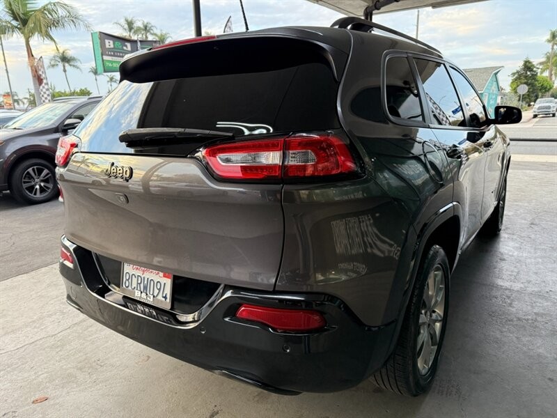 Jeep Cherokee Vehicle Full-screen Gallery Image 11