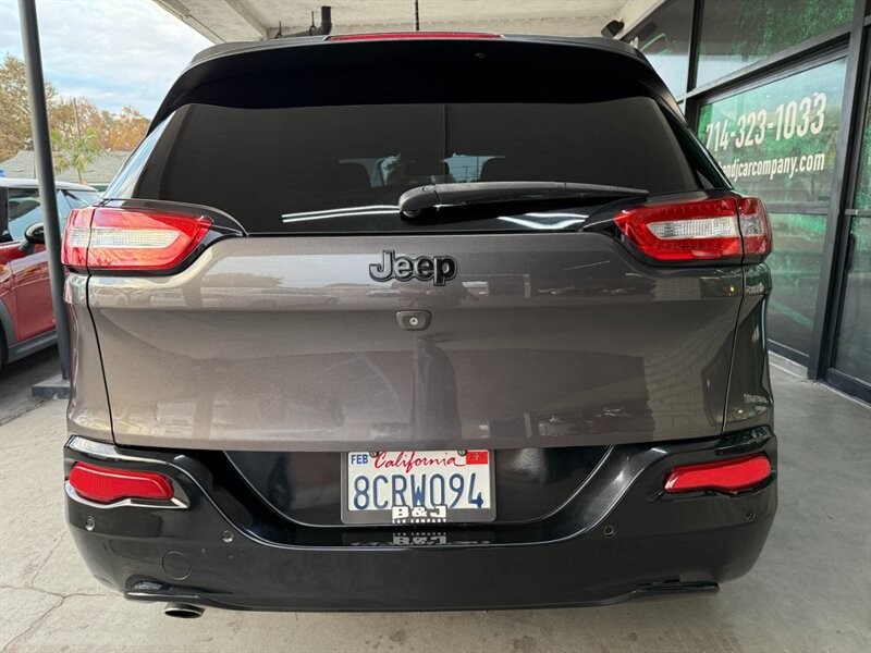 Jeep Cherokee Vehicle Full-screen Gallery Image 14