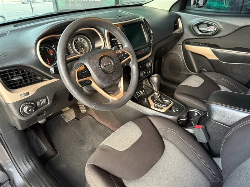 Jeep Cherokee Vehicle Full-screen Gallery Image 16