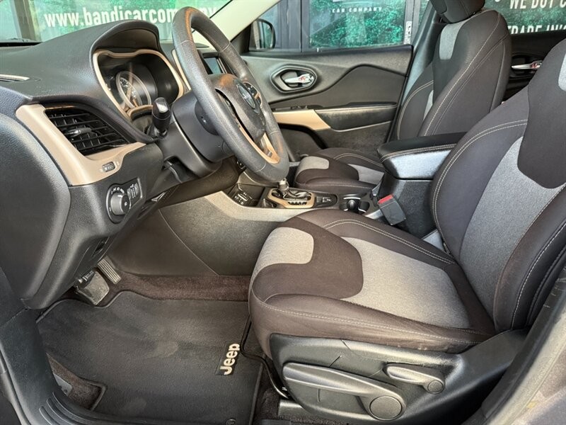 Jeep Cherokee Vehicle Full-screen Gallery Image 17