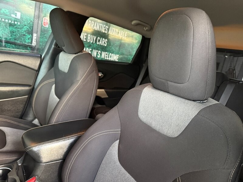 Jeep Cherokee Vehicle Full-screen Gallery Image 18