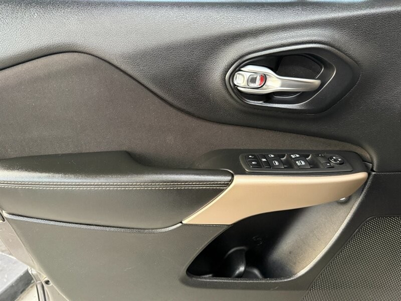 Jeep Cherokee Vehicle Full-screen Gallery Image 22