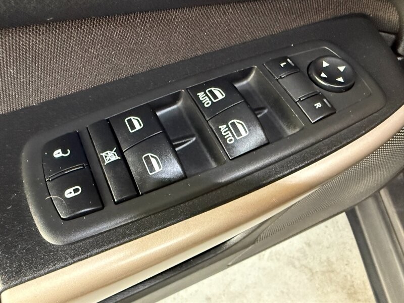 Jeep Cherokee Vehicle Full-screen Gallery Image 23