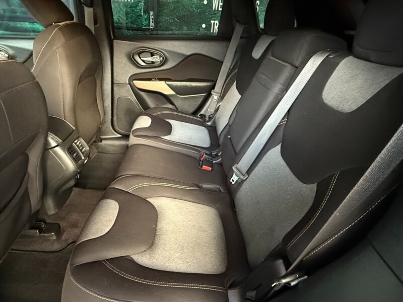 Jeep Cherokee Vehicle Full-screen Gallery Image 24