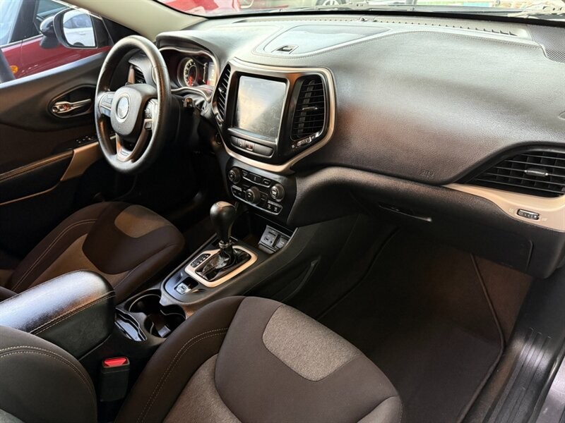 Jeep Cherokee Vehicle Full-screen Gallery Image 26