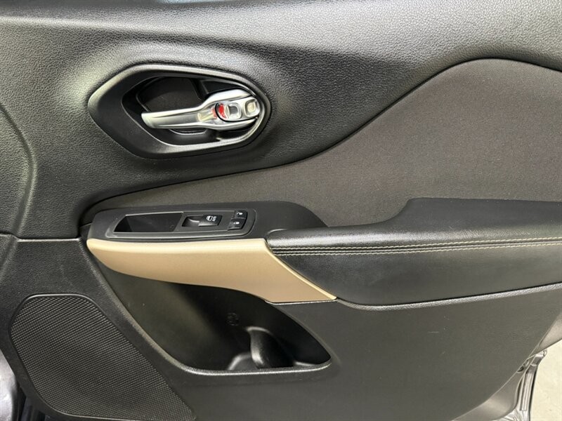 Jeep Cherokee Vehicle Full-screen Gallery Image 27