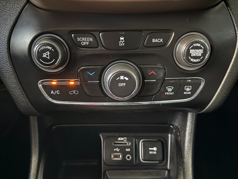 Jeep Cherokee Vehicle Full-screen Gallery Image 33