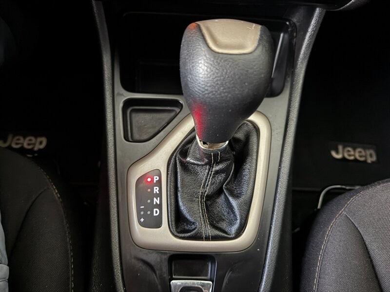 Jeep Cherokee Vehicle Full-screen Gallery Image 35