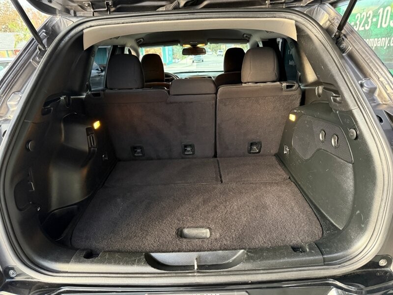 Jeep Cherokee Vehicle Full-screen Gallery Image 36