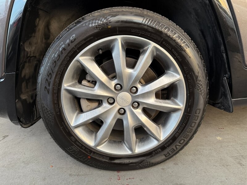 Jeep Cherokee Vehicle Full-screen Gallery Image 38