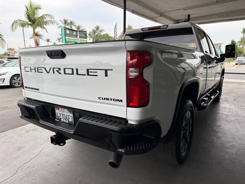 Chevrolet Silverado 2500HD Vehicle Full-screen Gallery Image 10