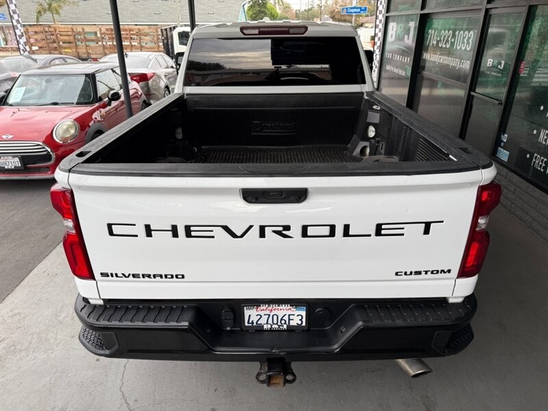 Chevrolet Silverado 2500HD Vehicle Full-screen Gallery Image 14