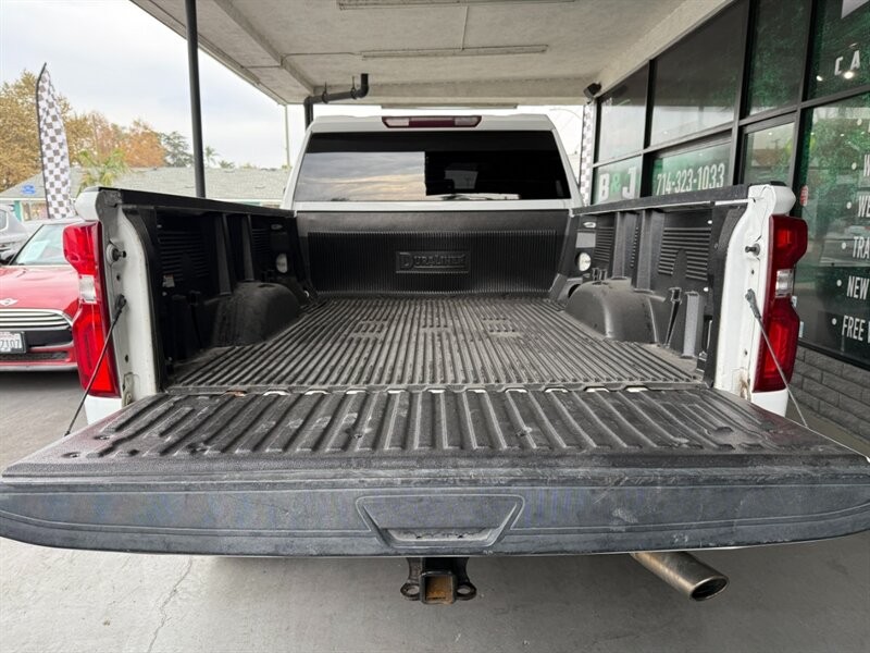 Chevrolet Silverado 2500HD Vehicle Full-screen Gallery Image 15