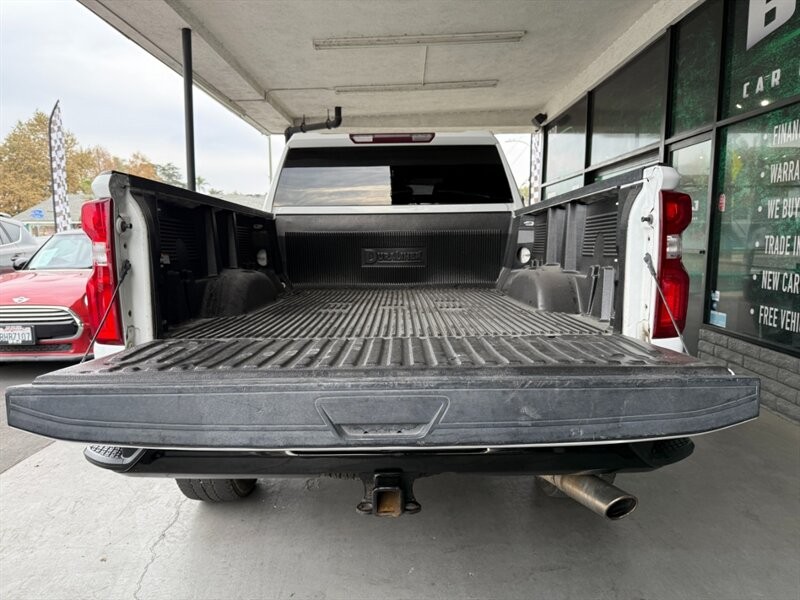 Chevrolet Silverado 2500HD Vehicle Full-screen Gallery Image 16