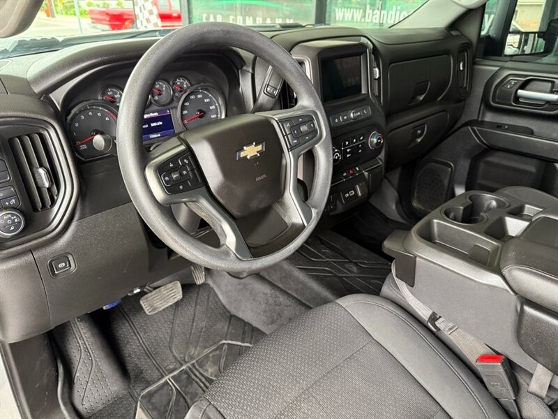 Chevrolet Silverado 2500HD Vehicle Full-screen Gallery Image 17