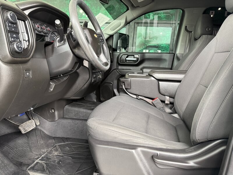 Chevrolet Silverado 2500HD Vehicle Full-screen Gallery Image 18