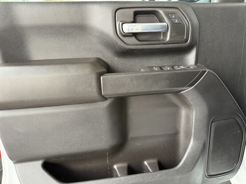 Chevrolet Silverado 2500HD Vehicle Full-screen Gallery Image 23