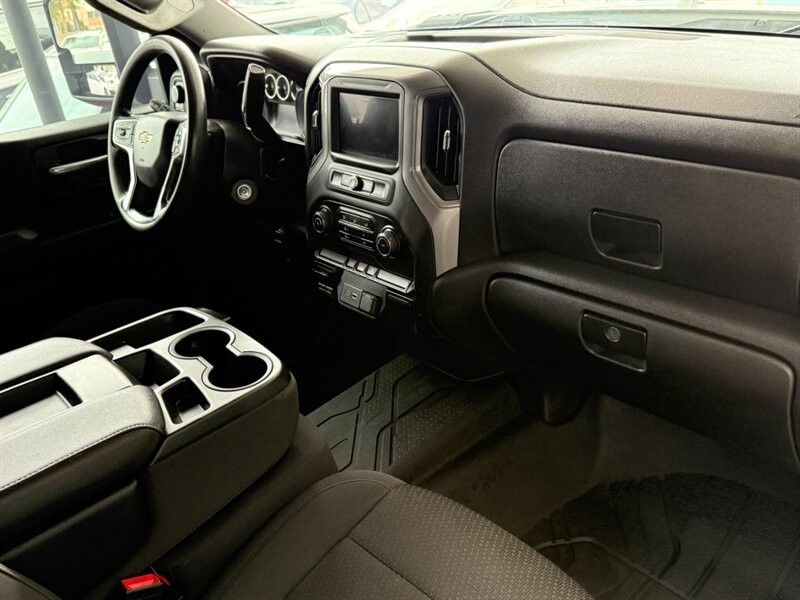 Chevrolet Silverado 2500HD Vehicle Full-screen Gallery Image 27