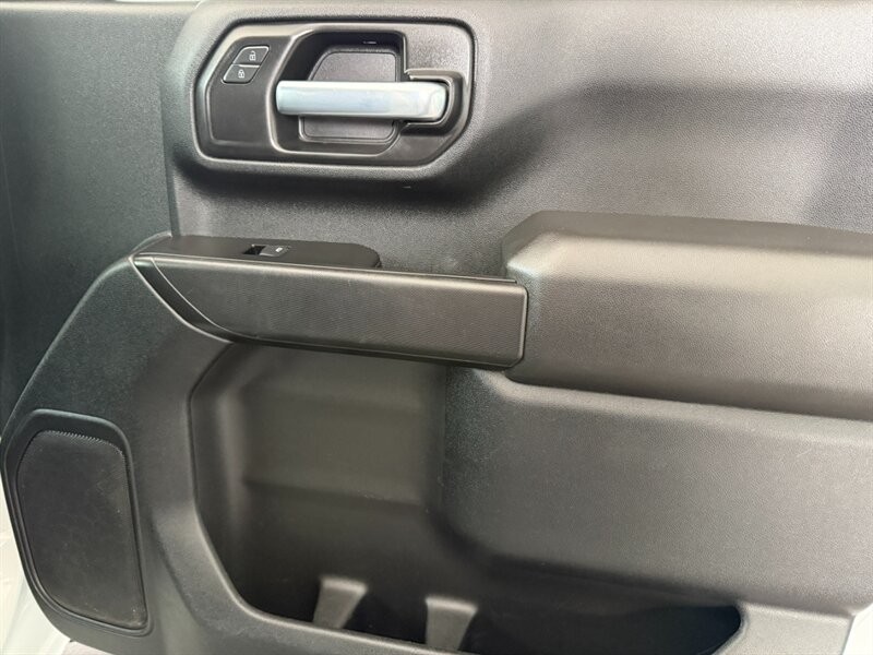 Chevrolet Silverado 2500HD Vehicle Full-screen Gallery Image 28