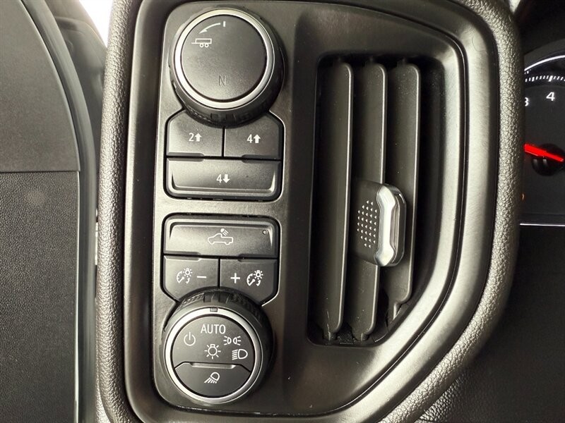 Chevrolet Silverado 2500HD Vehicle Full-screen Gallery Image 29