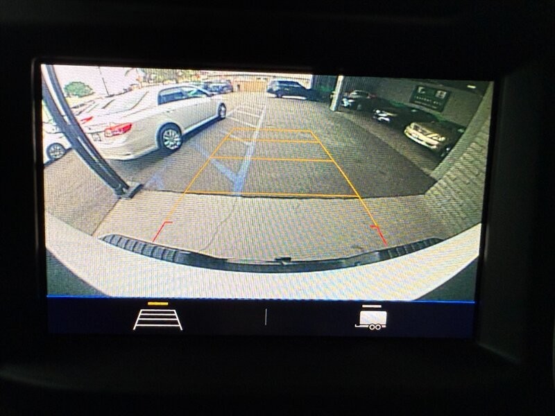 Chevrolet Silverado 2500HD Vehicle Full-screen Gallery Image 32