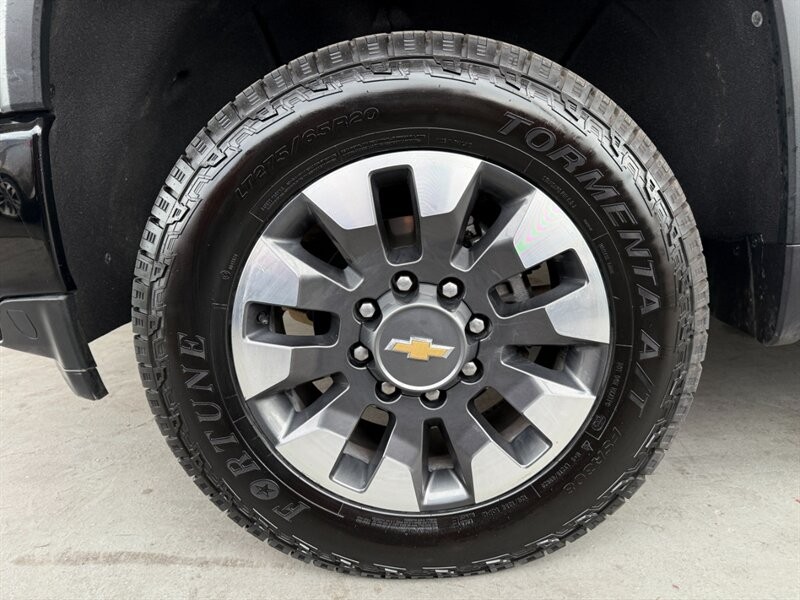 Chevrolet Silverado 2500HD Vehicle Full-screen Gallery Image 35