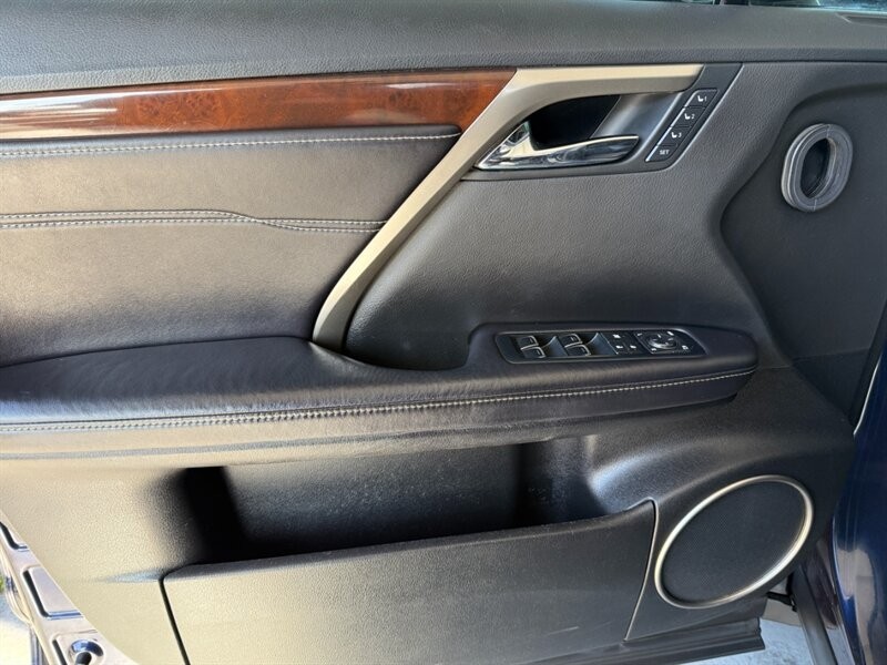 Lexus RX 350 Vehicle Full-screen Gallery Image 25