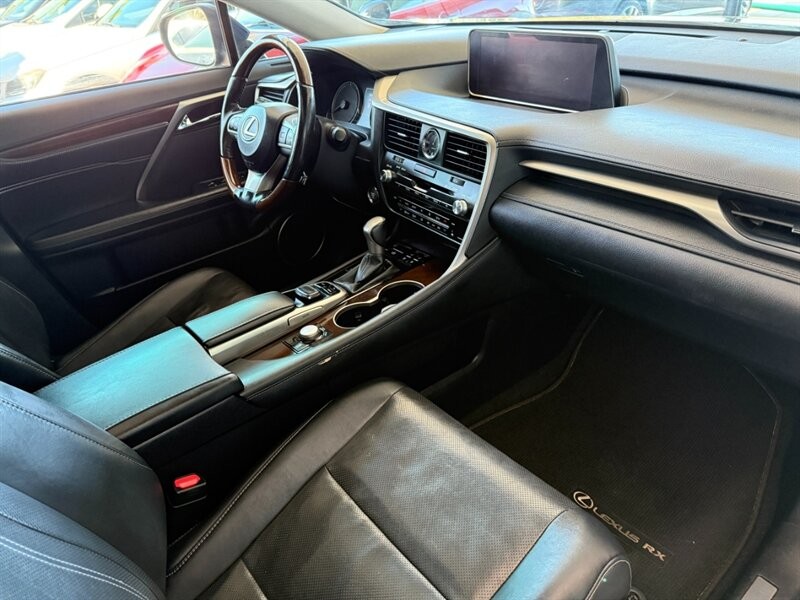 Lexus RX 350 Vehicle Full-screen Gallery Image 30