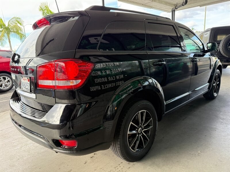 Dodge Journey Vehicle Full-screen Gallery Image 10