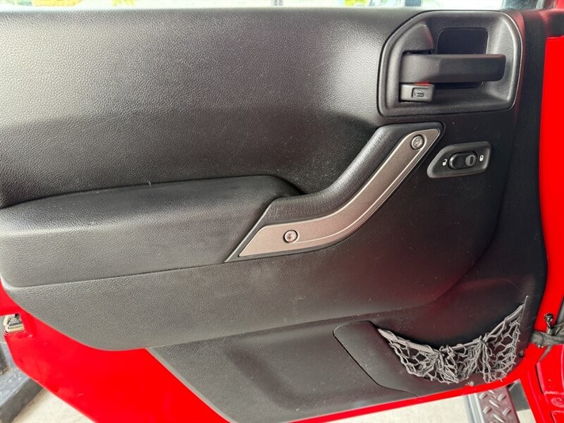 Jeep Wrangler Unlimited Vehicle Full-screen Gallery Image 23