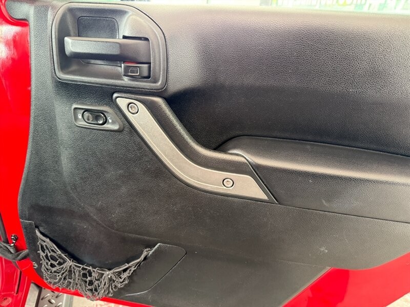 Jeep Wrangler Unlimited Vehicle Full-screen Gallery Image 26