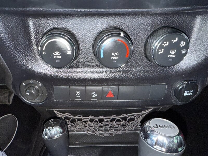 Jeep Wrangler Unlimited Vehicle Full-screen Gallery Image 30